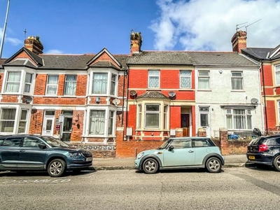 Flat to rent in Gladstone Road, Barry CF62