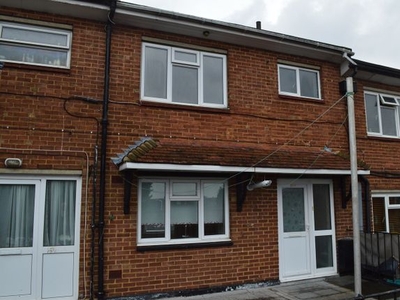 Flat to rent in High Street, Hornchurch RM12