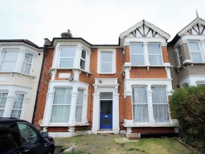 Flat to rent in Kensington Gardens, Cranbrook, Ilford IG1