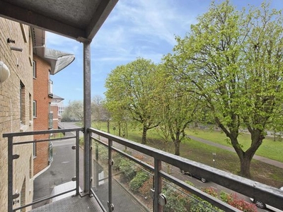 Flat to rent in Kings Court, Hersham Road KT12