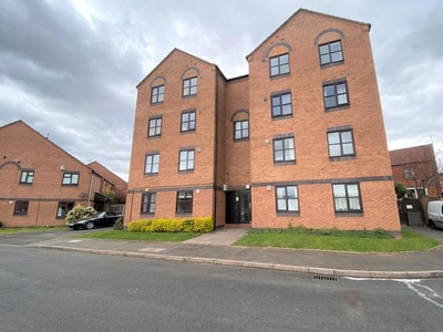 Flat to rent in Monins Avenue, Tipton DY4