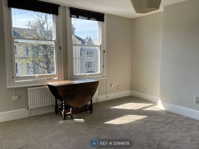 Flat to rent in Norton Road, Hove BN3