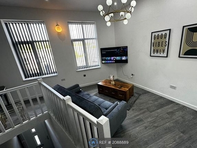 Flat to rent in Oldham Road, Manchester M40
