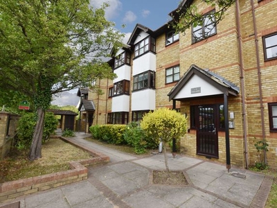 Flat to rent in Park Lodge, St. Albans Road, Watford WD25