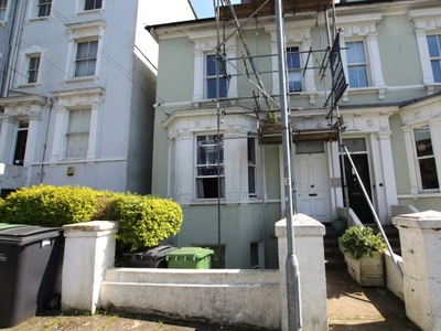 Flat to rent in Quarry Road, Hastings TN34