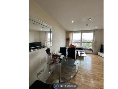 Flat to rent in Raphael House, Ilford IG1
