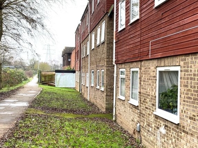 Flat to rent in Rochfords Gardens, Slough SL2