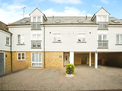 Flat to rent in Suffolk Street, Whitstable, Kent CT5