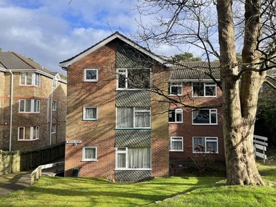 Flat to rent in Surrey Road, Poole BH12