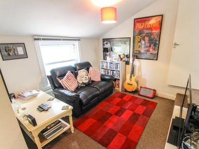 Flat to rent in Walton Road, East Molesey KT8