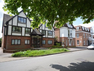 Flat to rent in Warwick Road, Beaconsfield HP9
