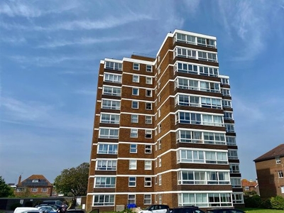 Flat to rent in West Parade, Worthing BN11