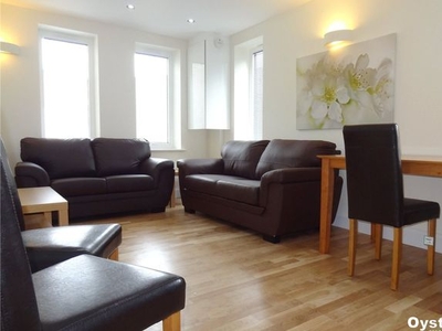 Flat to rent in Woodford Road, Watford WD17