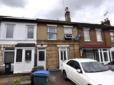 Maisonette to rent in Loates Lane, Watford WD17