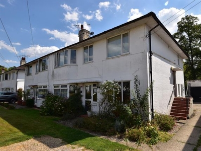 Maisonette to rent in Meadowcroft Close, Horley RH6