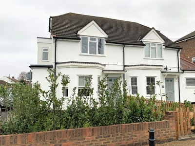 Maisonette to rent in Staines Road West, Sunbury-On-Thames TW16