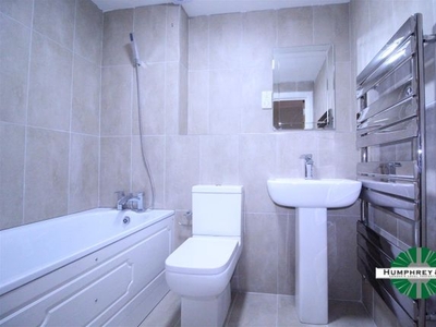 Property to rent in High Road, Ilford IG1