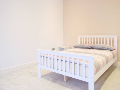 Room to rent in Eastern Avenue, London IG2