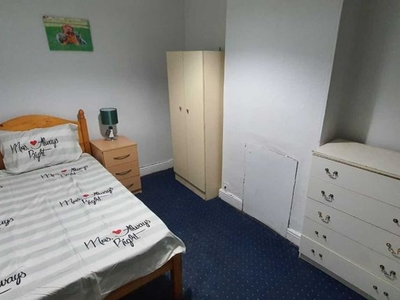Room to rent in Lilac Avenue, Runcorn Road, Balsall Heath, Birmingham B12