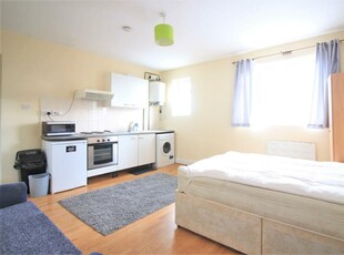 Studio apartment for rent in Parkfield Parade, High Street, Feltham, TW13