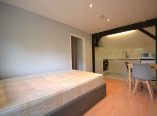 Studio flat for rent in Gosbrook Road, Caversham, RG4
