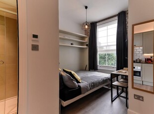 Studio flat for rent in Linden Gardens, London, W2