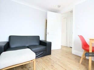 Studio flat for rent in St. Andrews Road, London, W3