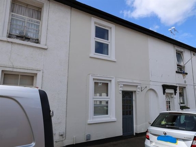 Terraced house to rent in Bradbourne Road, Sevenoaks TN13