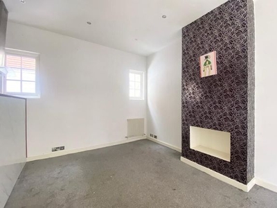 Terraced house to rent in Queensbury Mews, Brighton BN1