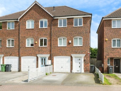 Town house for sale in Woodland Drive, Leeds LS10
