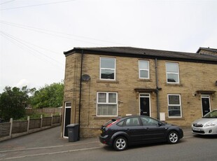 Town house to rent in Ford Hill, Queensbury, Bradford BD13