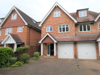 Town house to rent in Warwick Road, Beaconsfield HP9