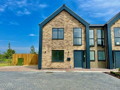 4 bedroom semi-detached house for sale in Ryeland Croft, Oakridge Park, Milton Keynes, MK14