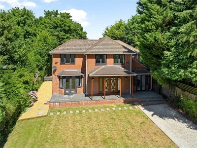 5 bedroom detached house for rent in Chilworth Old Village, Southampton, SO16