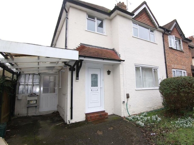 4 bedroom semi-detached house for rent in Guildford GU2