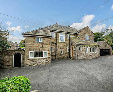 5 bedroom detached house for sale in Highgate Road, Queensbury, Bradford, BD13
