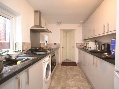 6 bedroom terraced house for rent in Brighton Road, University Area, RG6