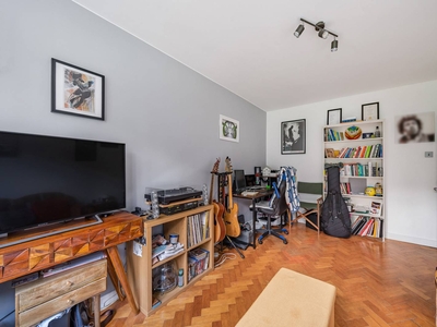 Flat in Crescent Road, Crouch End, N8