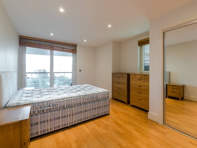 Flat in Galleon House, St George Wharf, Vauxhall, SW8