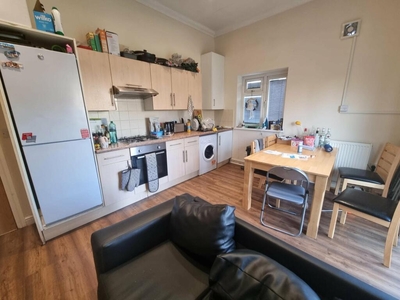 4 bedroom flat for rent in Richmond Road, Roath, Cardiff, CF24