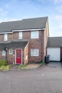 3 bedroom semi-detached house for sale in Cullen Close, Luton, Bedfordshire, LU3