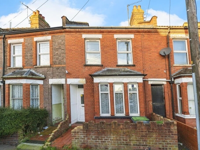 3 bedroom terraced house for sale in Chiltern Rise, LUTON, Bedfordshire, LU1