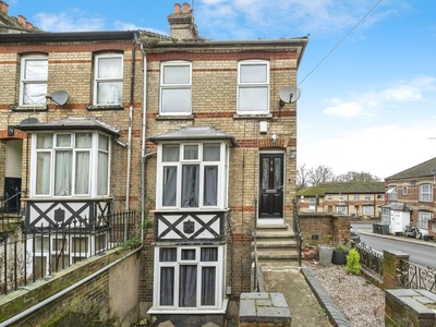 3 bedroom town house for sale in Gladstone Avenue, Luton, Bedfordshire, LU1
