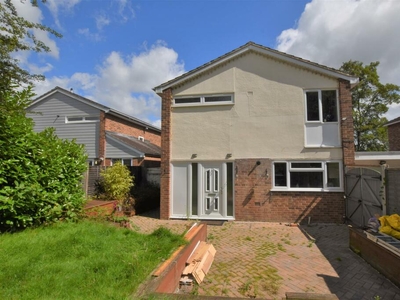 4 bedroom detached house for rent in Lowfield Road, Caversham, Reading, RG4