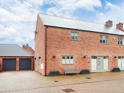 4 bedroom detached house for sale in Hall Farm Close, Blaby, Leicester, LE8