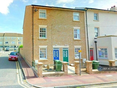 4 bedroom end of terrace house for rent in Marsham Street, Maidstone, ME14