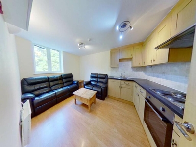 4 bedroom flat for rent in Llanbleddian Gardens, Cathays, Cardiff, CF24