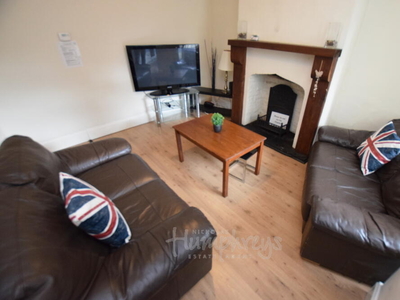 4 bedroom terraced house for rent in Oakley Street, Northampton, NN1