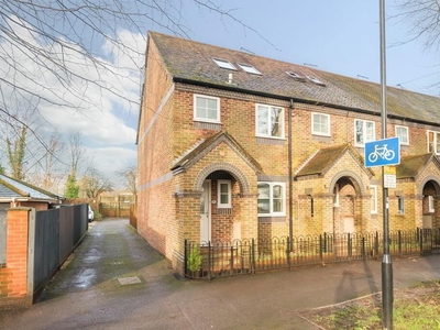 4 bedroom terraced house for rent in Park Avenue, Winchester, SO23