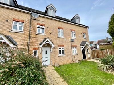 4 bedroom terraced house for sale in Oakley Gardens, Luton, Bedfordshire, LU4 9DH, LU4